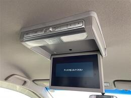 【後席ディスプレイ（フリップダウンモニター）】後部座席からも、DVDや映画、ライブ映像、YouTube動画など様々な動画が楽しめ、ドライブが退屈しません！