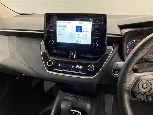 【オートエアコン】「AUTO」スイッチで車内の温度を一定に保ってくれるオートエアコン。快適装備の代名詞。もちろんマニュアル操作も可能ですよ。