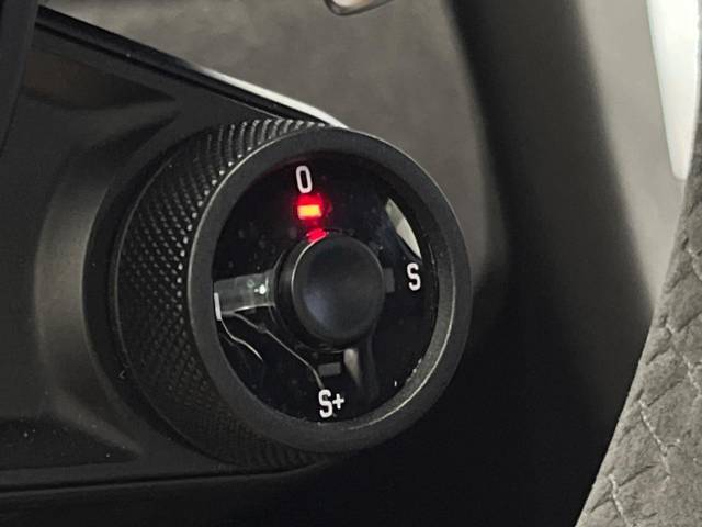 ●PDK：7速ダブルクラッチオートマティックトランスミッション、マニュアルモードとオートマティックモードをステアリングホイールのパドルシフトにて変速が可能です。