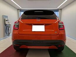 駐車時に後方の様子を写すリアパーキングカメラを装備。10.25インチタッチパネルモニターに映し出される映像とガイドによって、スムーズな駐車をアシスト。360°パーキングセンサーも装備。