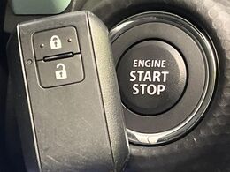 【キーレススタートシステム】カバンやポケットに入れたままでもドアの施錠・解錠が可能なスマートキーを装備。エンジンのオン・オフ時もカギを取り出す必要が無いからとっても便利です♪