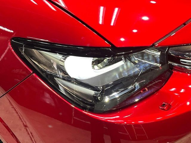 【LEDヘッドライト】悪天候や夜間走行時も良好な視界を確保し安心して運転できる高輝度LEDヘッドライトを装備！点灯速度が早く、消費電力も抑えられています。