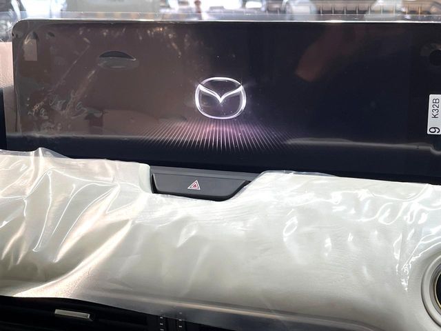 【12.3インチマツダコネクト】車内の雰囲気にマッチした大型ディスプレイ。スマホ接続でのナビ使用やBluetooth再生等、様々な機能が楽しめます。直感的なダイヤル操作が可能で、使い勝手も良好です。