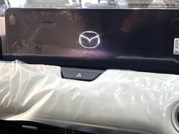 【12.3インチマツダコネクト】車内の雰囲気にマッチした大型ディスプレイ。スマホ接続でのナビ使用やBluetooth再生等、様々な機能が楽しめます。直感的なダイヤル操作が可能で、使い勝手も良好です。