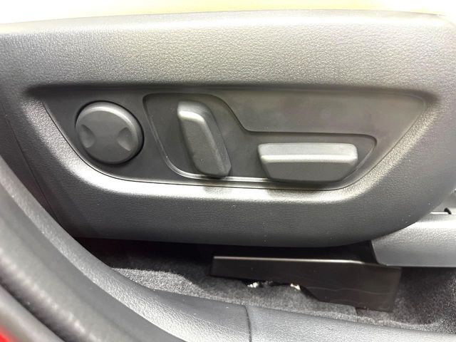 【パワーシート】スイッチ一つで簡単にシートの微調整が可能！電動だから力もいりません！快適なシートポジションにセットして、快適なドライブをお楽しみください。