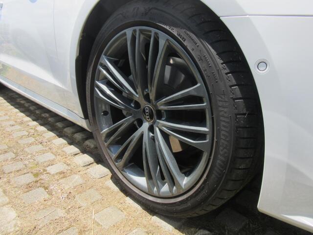 全車両に標準装備の純正アルミホイールは、純正ならではのバランスの良いデザインと、走行安定性をお楽しみ頂けます。