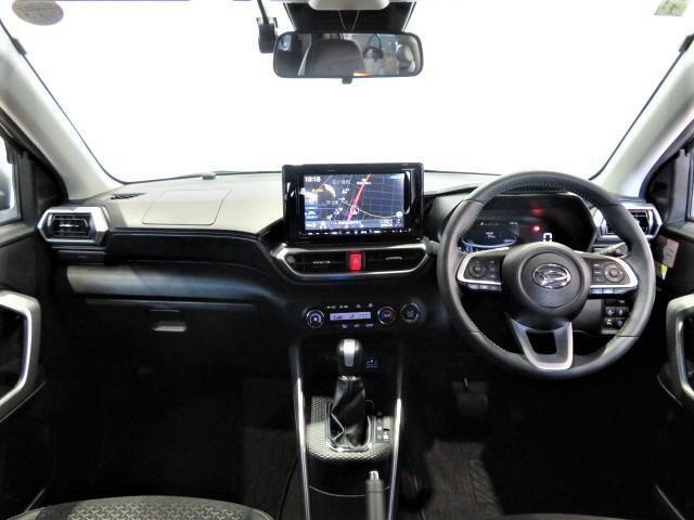 落ち着いたインパネデザインです。運転席から手の届く位置によく使うものが機能的配置されています。