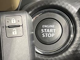 【キーレススタートシステム】カバンやポケットに入れたままでもドアの施錠・解錠が可能なスマートキーを装備。エンジンのオン・オフ時もカギを取り出す必要が無いからとっても便利です♪