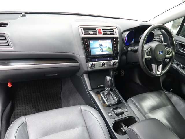 程度良好・人気の4WD☆スタイリッシュなこちらのおクルマに乗りませんか？お問合せ・ご連絡お待ちしております♪