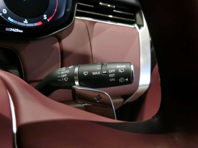 アダプティブクルーズコントロールにより、前方の車両を認識して、追従する機能です。長距離などの運転の際には、疲労を抑えることができます。