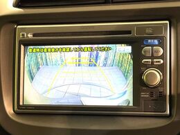 【バックカメラ】駐車時に後方がリアルタイム映像で確認できます。大型商業施設や立体駐車場での駐車時や、夜間のバック時に大活躍！運転スキルに関わらず、今や必須となった装備のひとつです！