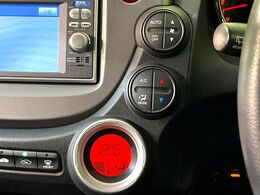 【オートエアコン】一度お好みの温度に設定すれば、車内の温度を検知し風量や温度を自動で調整。暑い…寒い…と何度もスイッチ操作をする必要はありません。快適な車内空間には必須の機能ですね♪
