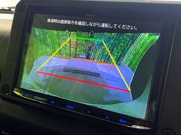 【バックカメラ】駐車時に後方がリアルタイム映像で確認できます。大型商業施設や立体駐車場での駐車時や、夜間のバック時に大活躍！運転スキルに関わらず、今や必須となった装備のひとつです！