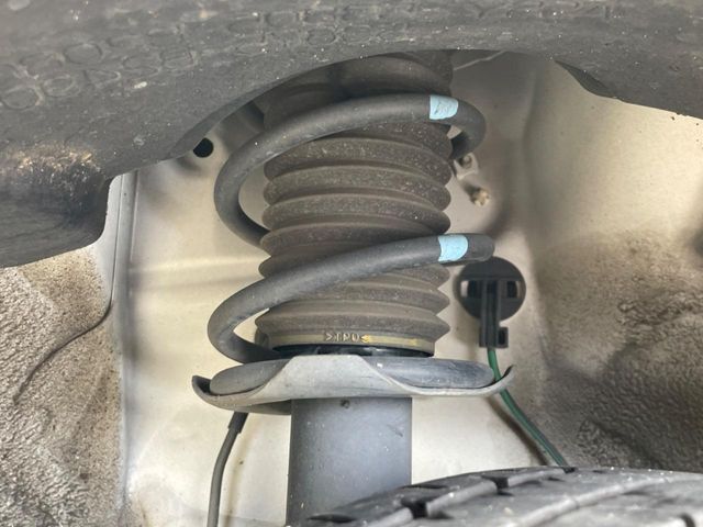 お車を安心してお乗りいただく為には、足回りの定期点検が欠かせません。サービスサポート（有償保証）では無料点検もご提供しており、安心のカーライフをお過ごしいただけるサポート体制が整っています。