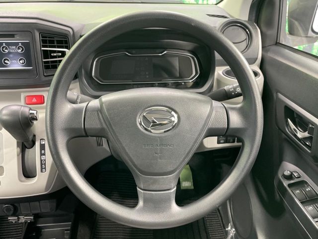インテリアに合わせたデザインのステアリングは、運転される方のことも考え、運転しやすい形状、大きさです。是非一度、実際に触ってお確かめください。