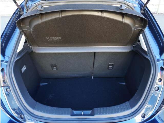 【ラゲッジスペース】荷室はこのように広々しております。お近くの広島マツダまでお越しください。