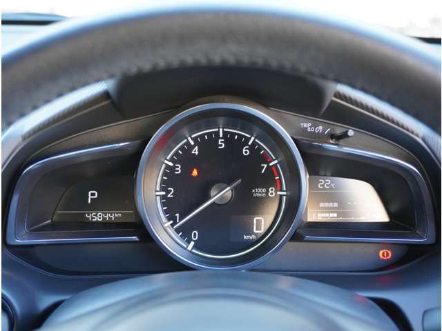 【明るく見やすいメーター】視認性が良く明るく見やすいメーター。運転者にとって見やすいメーターは運転していても疲れないですよね。