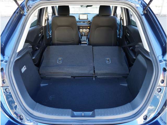 【多彩なシートアレンジ】リアシートを倒すとさらに広々です。お近くの広島マツダまでお越しください。