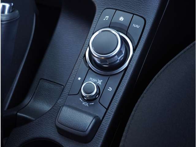 【コマンダースイッチ】各画面へのスイッチ操作と、コマンダー操作ができます。手元を見なくても、各画面に切り替えることができます。