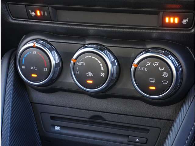 【オートエアコン】お好みの温度に設定すれば自動で風量や吹き出し位置などを調節してくれます。納車時に点検・整備して納車いたします。