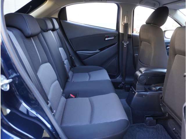 【後部座席】ドアの開閉角度も大きく乗り降りが楽にできて、リアシートも広く乗れます。足元も広いです。