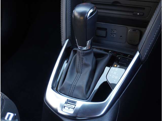【シフトレバー】シフトもとても操作しやすいデザインになっております。運転する人の事を第一に考えた操作性の高い仕様です。
