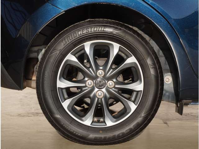 【純正アルミホイール】外観にマッチした純正アルミホイールを装着しております。ノーマルタイヤ、スタッドレスタイヤも広島マツダにお任せください。