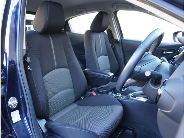 【清潔感のある運転席＆助手席】隅々までクリーニングの行き届いた運転席＆助手席。目立ったシミや汚れ等もございません。快適なドライブをどうぞ。