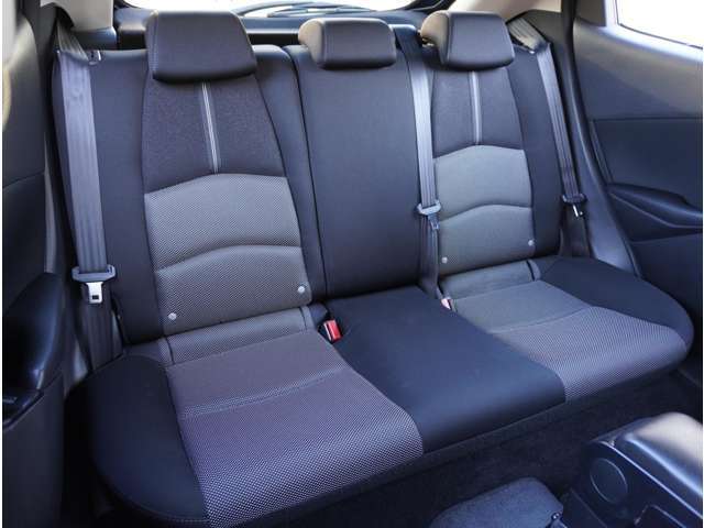【後部座席】膝まわりや足元にゆとりのスペースを確保した後席。週末の遠出の際にも、ゆったりとした姿勢で快適に過ごせます。