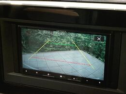 【バックカメラ】駐車時に後方がリアルタイム映像で確認できます。大型商業施設や立体駐車場での駐車時や、夜間のバック時に大活躍！運転スキルに関わらず、今や必須となった装備のひとつです！