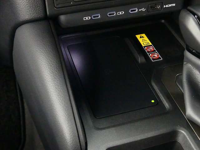 ワイヤレスチャージング機能を搭載！お手持ちのスマートフォンがコードレスで充電できます♪