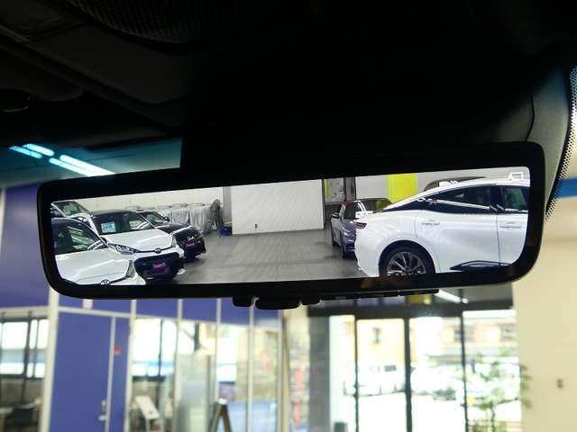 デジタルインナーミラー搭載ですので、後部座席の乗車人員が多い時や、高さのある荷物を搭載していても視界確保が容易に行えます。