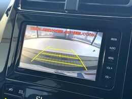 【バックカメラ】駐車時に後方がリアルタイム映像で確認できます。大型商業施設や立体駐車場での駐車時や、夜間のバック時に大活躍！運転スキルに関わらず、今や必須となった装備のひとつです！