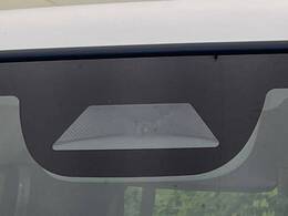 【ホンダセンシング】走行中に前方の車両等を認識し、衝突しそうな時は警報とブレーキで衝突回避と被害軽減をアシスト。より安全にドライブをお楽しみいただけます。