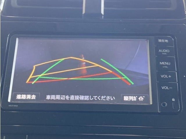 バックモニター付きです。車の後方に小型カメラが付いており、バックする際の後方の様子をモニター上に表示します。