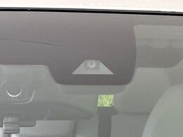 【インテリジェントエマージェンシーブレーキ】フロントカメラで前方の車両や歩行者を検知。衝突しそうな時は衝突被害軽減ブレーキが作動、衝突回避をサポート。より安全にドライブをお楽しみいただけます。