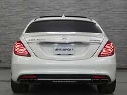DOHC・V型8気筒・ツインターボ/5461cc/電子制御7速AT/フルタイム4WD　？585ps/91.8kg.m（カタログ値）全長529×全幅191×全高150