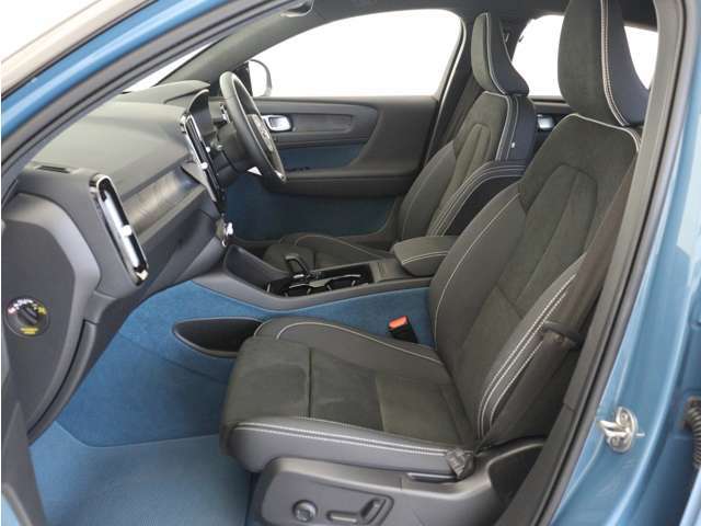 運転席8ウェイパワーシート（ドアミラー連動メモリー機構付）、助手席8ウェイパワーシート、クッション・エクステンションを搭載。シートクッションの長さを調節することができ、ホールド性をさらに高めます。