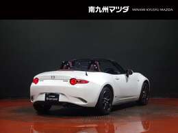 オープンとクローズド、美しさの両立のために、ソフトトップの後端を下げるとともに後方左右を絞り込み、キャノピー全体をティアドロップ形状にすることで、その両立に成功しました。