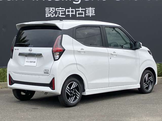 後部座席はプライバシーガラスとなっています。座っている人や置いてある荷物が見えにくくなっているのでプライバシーの確保が出来ます。ぜひ見て確認してみて下さい