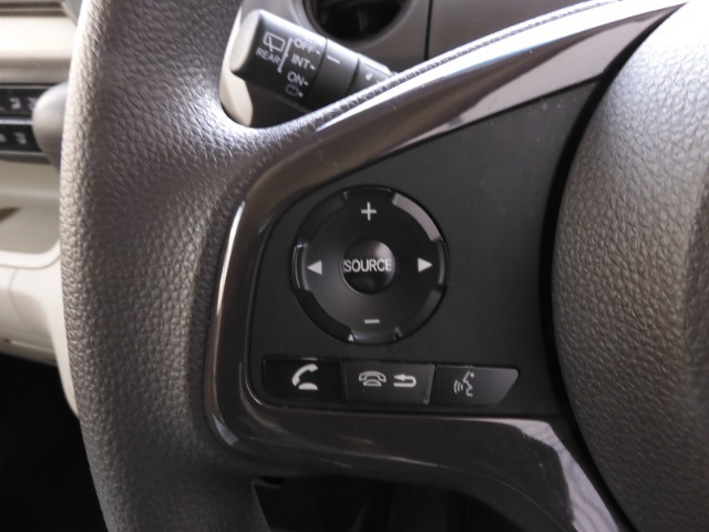ハンドルの左には便利なオーディオコントロールスイッチを装備してますので、運転中でも視線を下げることなく音量調整とチャンネルやオーディオソースの切替が安全にできます。
