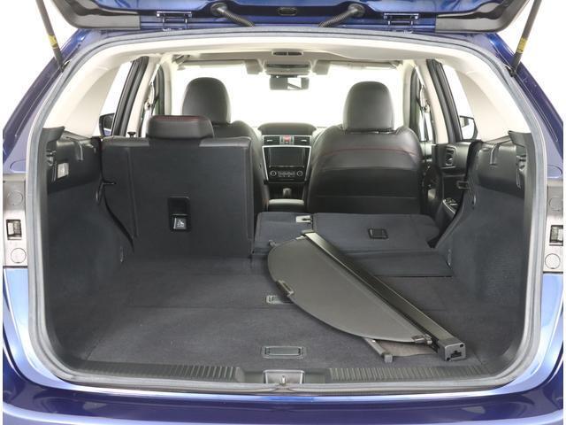 後席を倒せば長物の荷物も積み込みやすくなります。