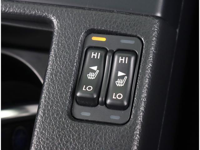 運転席、助手席にはシートヒーターが付いております♪