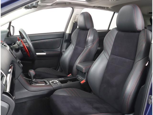 ウルトラスエードと本革のコンビ生地があしらわれております。