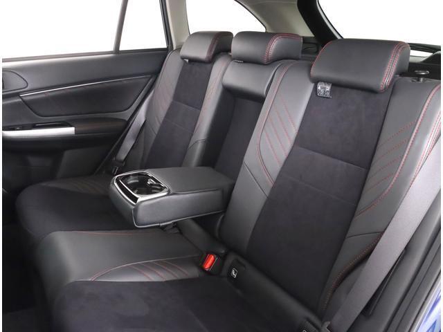 ウルトラスエードと本革のコンビ生地があしらわれております。