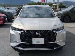 ボディカラーは有償オプションカラーの「クリスタル　パール」