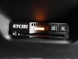 デザインスッキリのビルトイン『ETC』！高速道路の特典はもちろん、キャッシュレスなので料金所では徐行するだけで通過可能です！