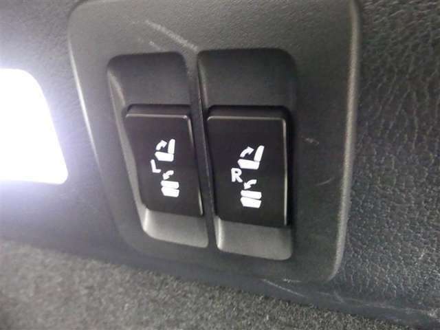 【後席電動格納スイッチ】・・・運転席側からやトランクルーム側からでも後席のリクライニング操作＆格納操作が可能です。