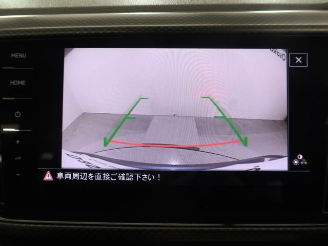 ギアをリバースに入れると車両後方の映像を映し出します。画面にはガイドラインが表示され、車庫入れや縦列駐車などの際に安全確認をサポートします。