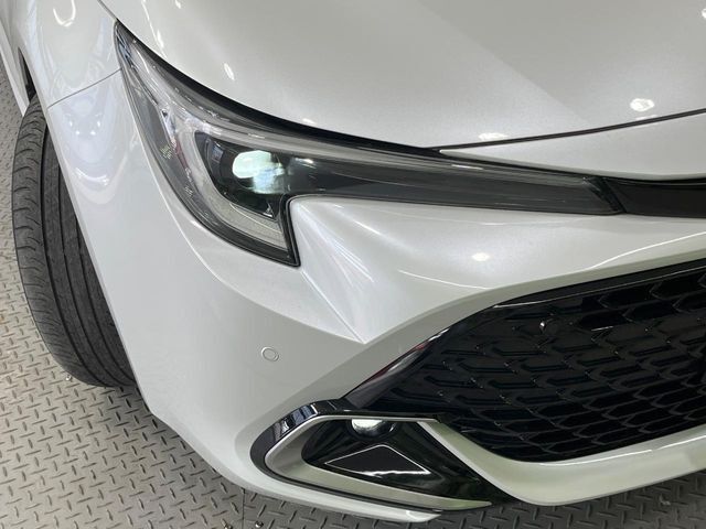 【LEDヘッドライト】悪天候や夜間走行時も良好な視界を確保し安心して運転できる高輝度LEDヘッドライトを装備！点灯速度が早く、消費電力も抑えられています。